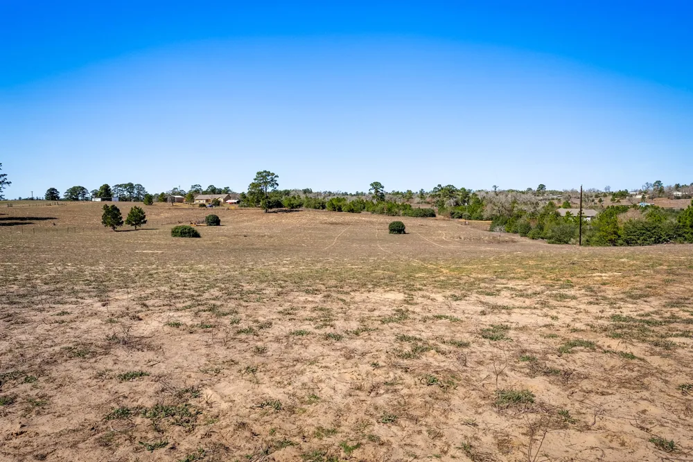 935 Highway 21 E Paige, TX 78602