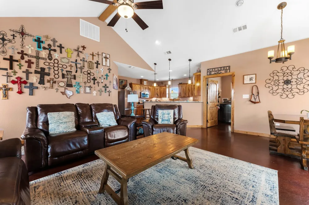 935 Highway 21 E Paige, TX 78602