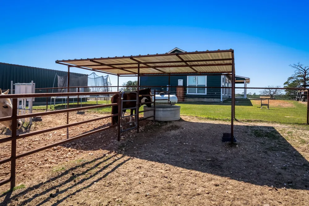 935 Highway 21 E Paige, TX 78602