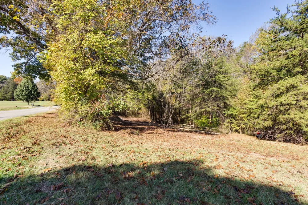 1374 Deal Rd Burns, TN 37029