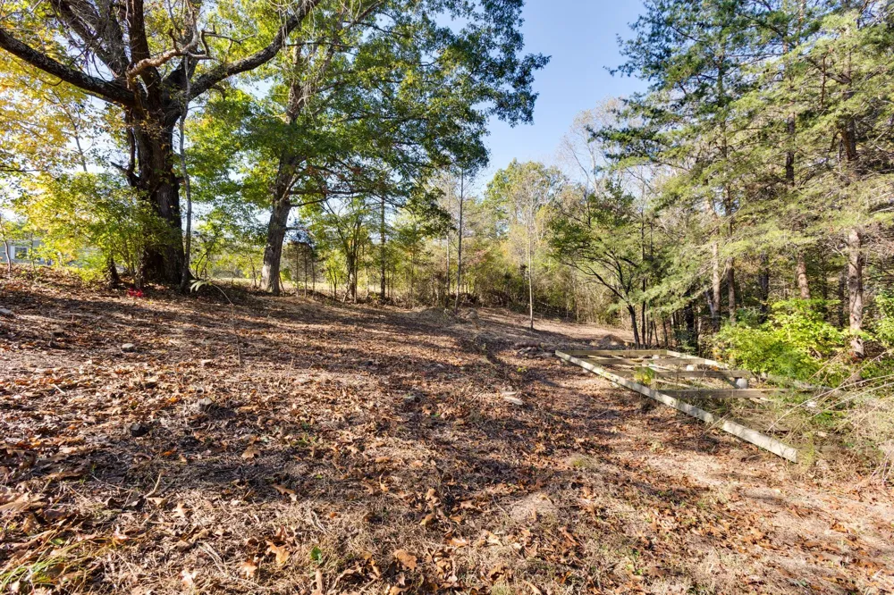 1374 Deal Rd Burns, TN 37029