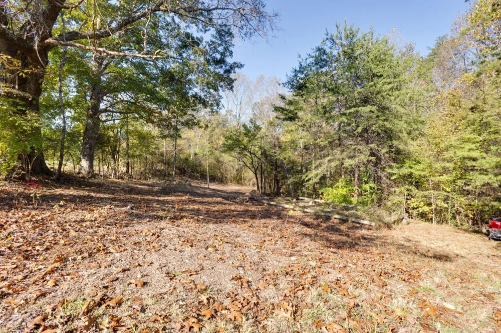 1374 Deal Rd Burns, TN 37029