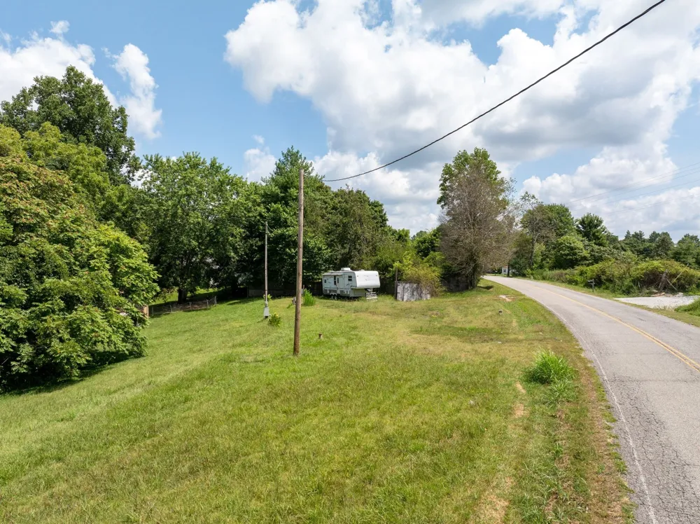 1374 Deal Rd Burns, TN 37029