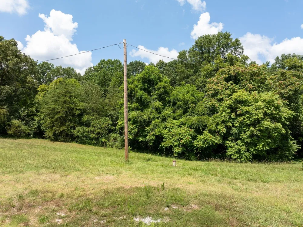 1374 Deal Rd Burns, TN 37029