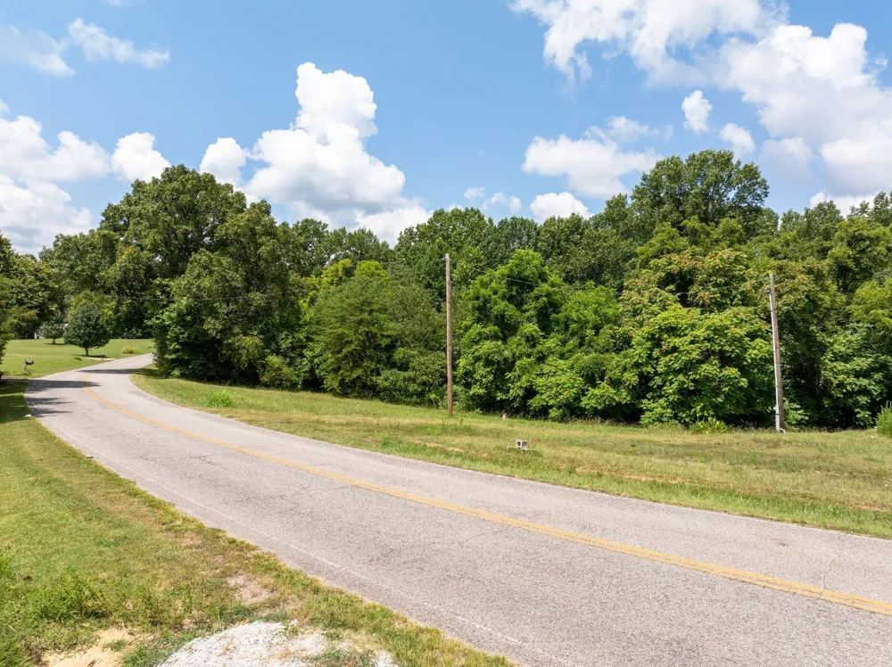 1374 Deal Rd Burns, TN 37029