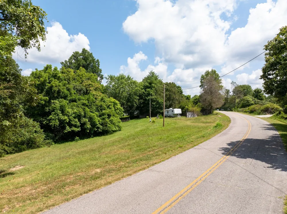 1374 Deal Rd Burns, TN 37029