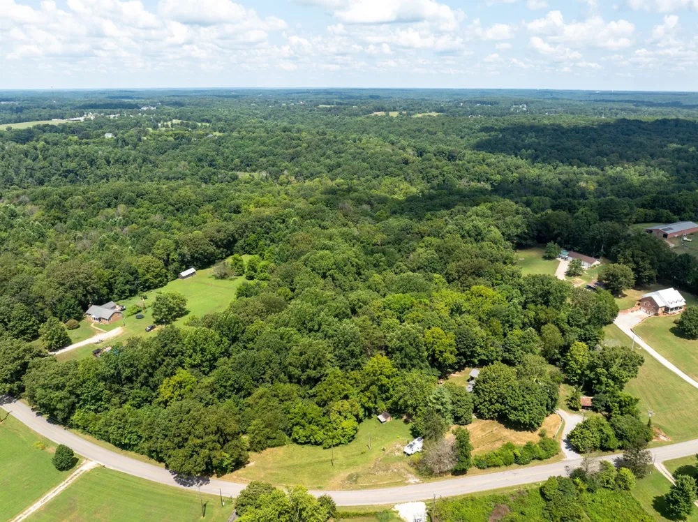 1374 Deal Rd Burns, TN 37029