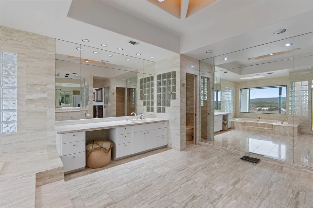 26100 Countryside Drive Spicewood, TX 78669