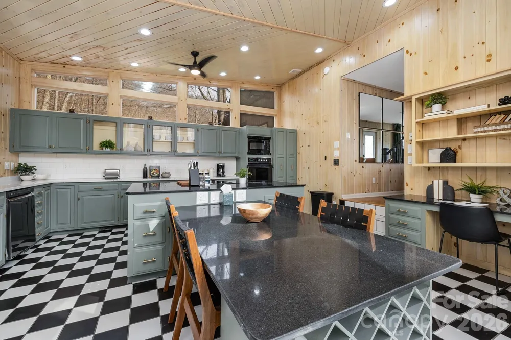 556/558 Thorncliff Drive Seven Devils, NC 28604
