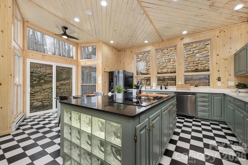 556/558 Thorncliff Drive Seven Devils, NC 28604