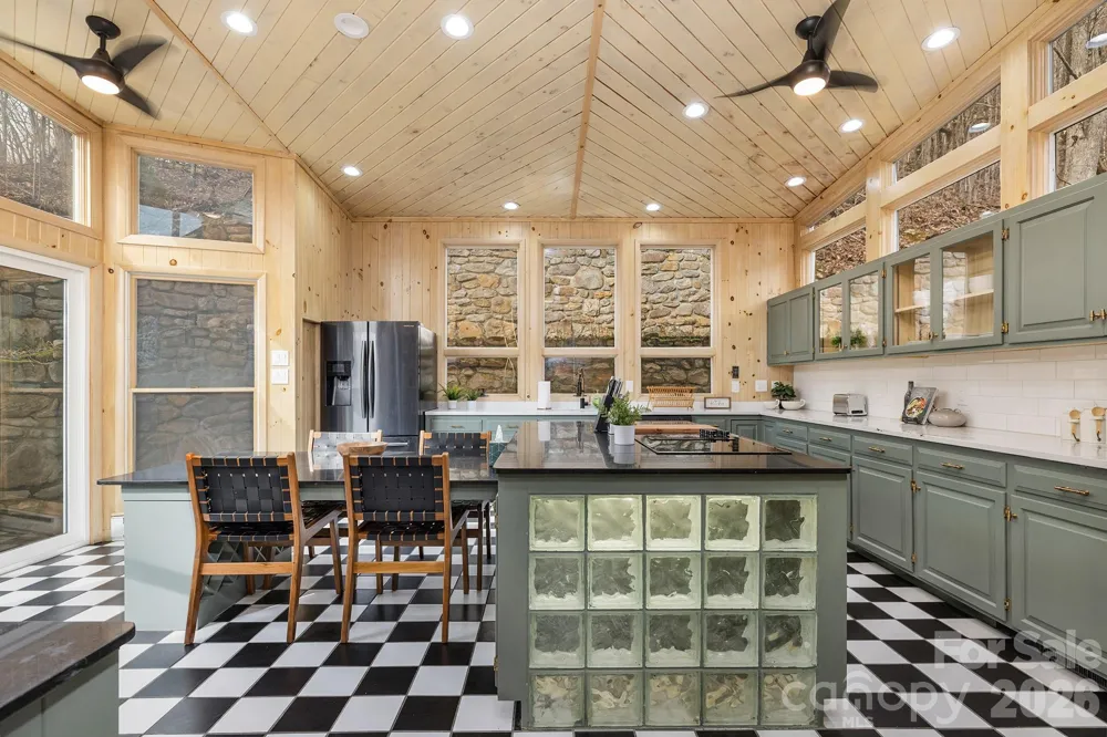 556/558 Thorncliff Drive Seven Devils, NC 28604