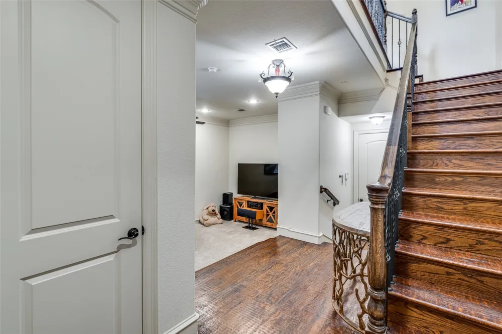 4045 Winsor Drive Farmers Branch, TX 75244