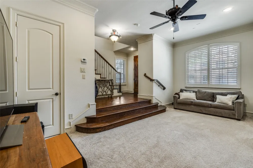4045 Winsor Drive Farmers Branch, TX 75244