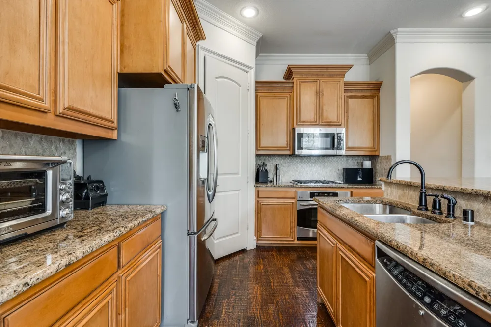 4045 Winsor Drive Farmers Branch, TX 75244