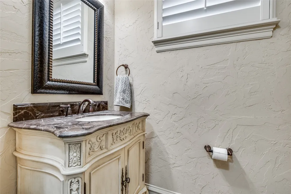 4045 Winsor Drive Farmers Branch, TX 75244
