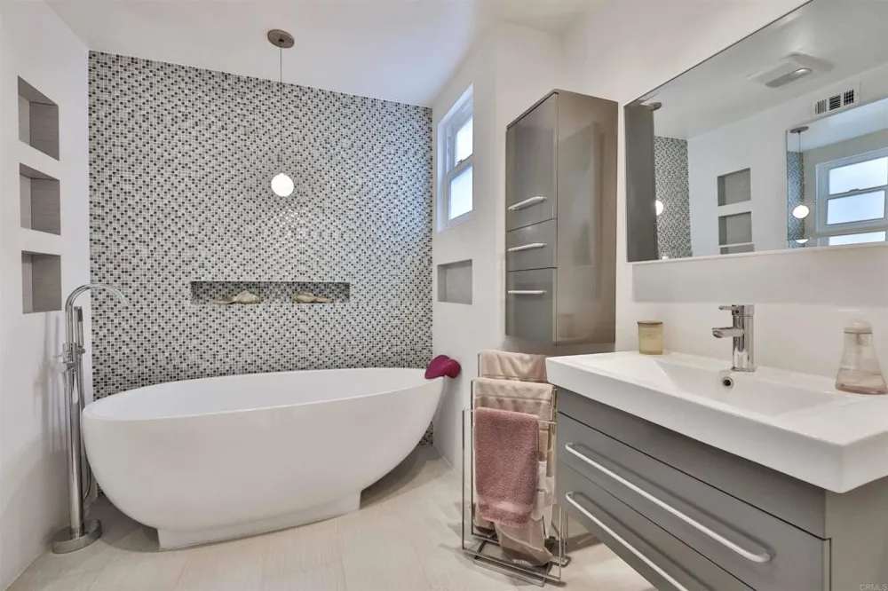 942 D AVENUE #B Coronado, CA 92118