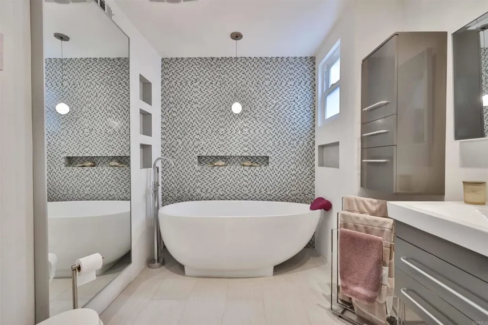 942 D AVENUE #B Coronado, CA 92118