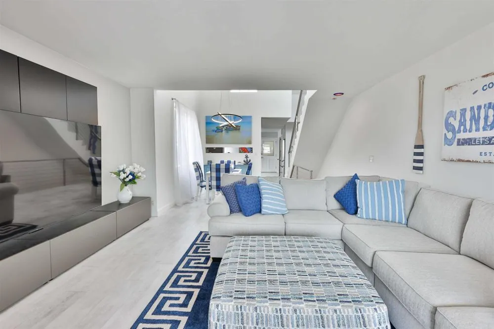 942 D AVENUE #B Coronado, CA 92118