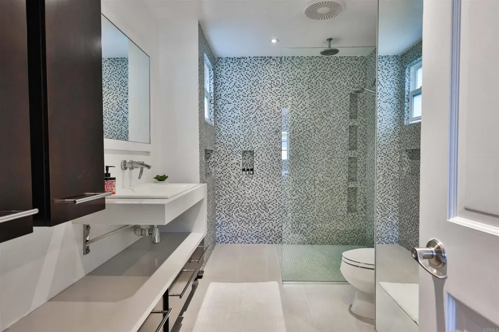 942 D AVENUE #B Coronado, CA 92118