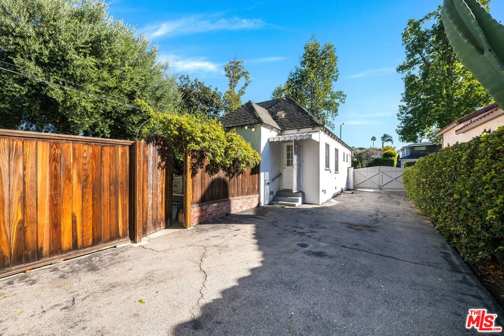 10435 Whipple Street Toluca Lake, CA 91602