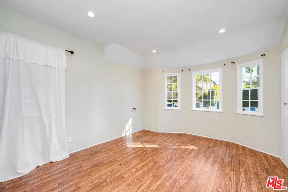 10435 Whipple Street Toluca Lake, CA 91602