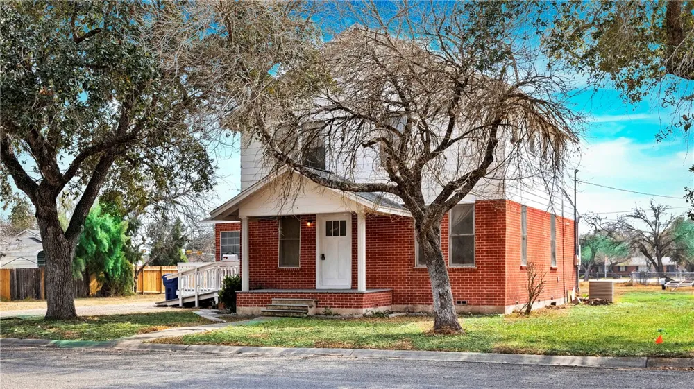 1016 E. Market Sinton, TX 78387