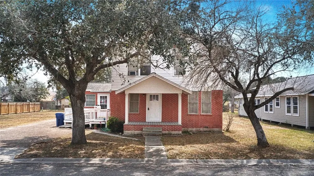 1016 E. Market Sinton, TX 78387