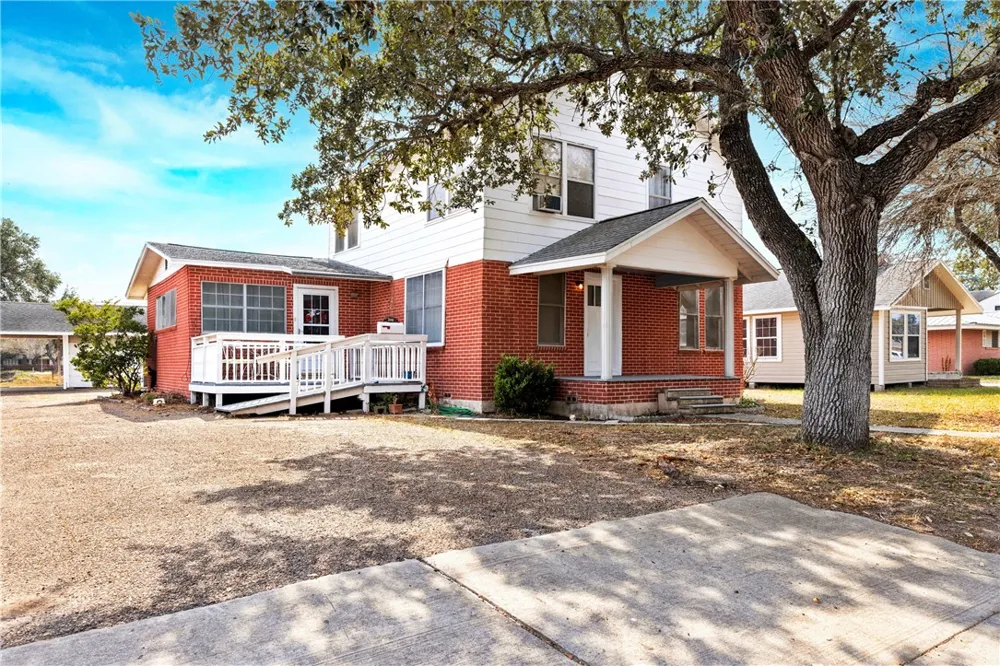 1016 E. Market Sinton, TX 78387