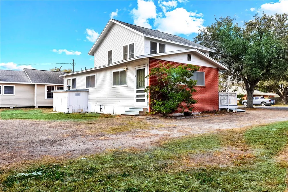 1016 E. Market Sinton, TX 78387