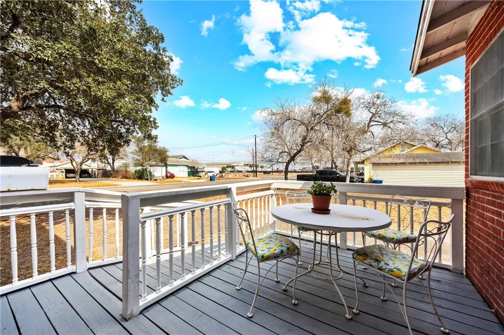 1016 E. Market Sinton, TX 78387