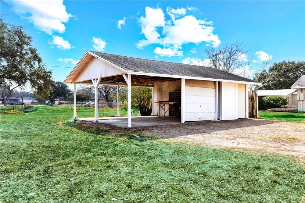 1016 E. Market Sinton, TX 78387