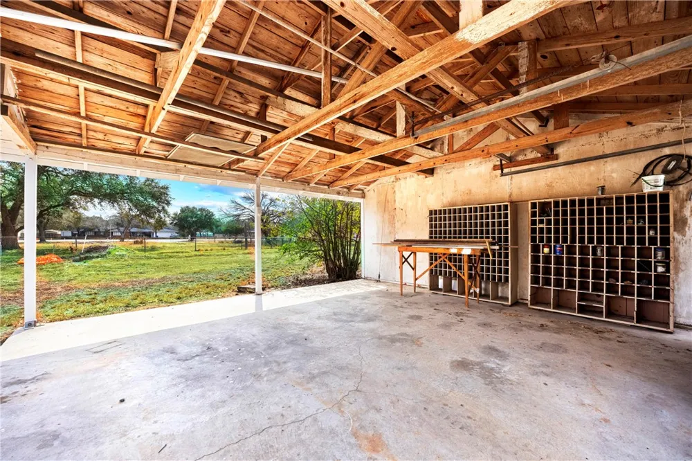1016 E. Market Sinton, TX 78387