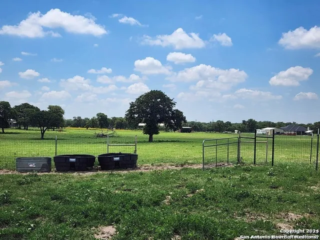 233 TRIPLE BEND DR La Vernia, TX 78121