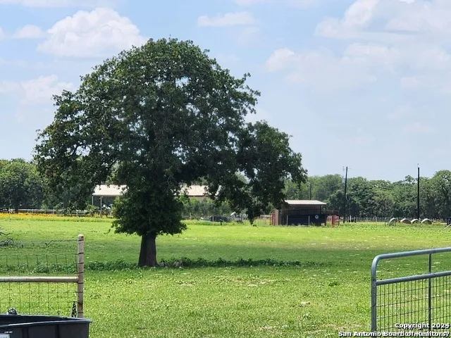 233 TRIPLE BEND DR La Vernia, TX 78121