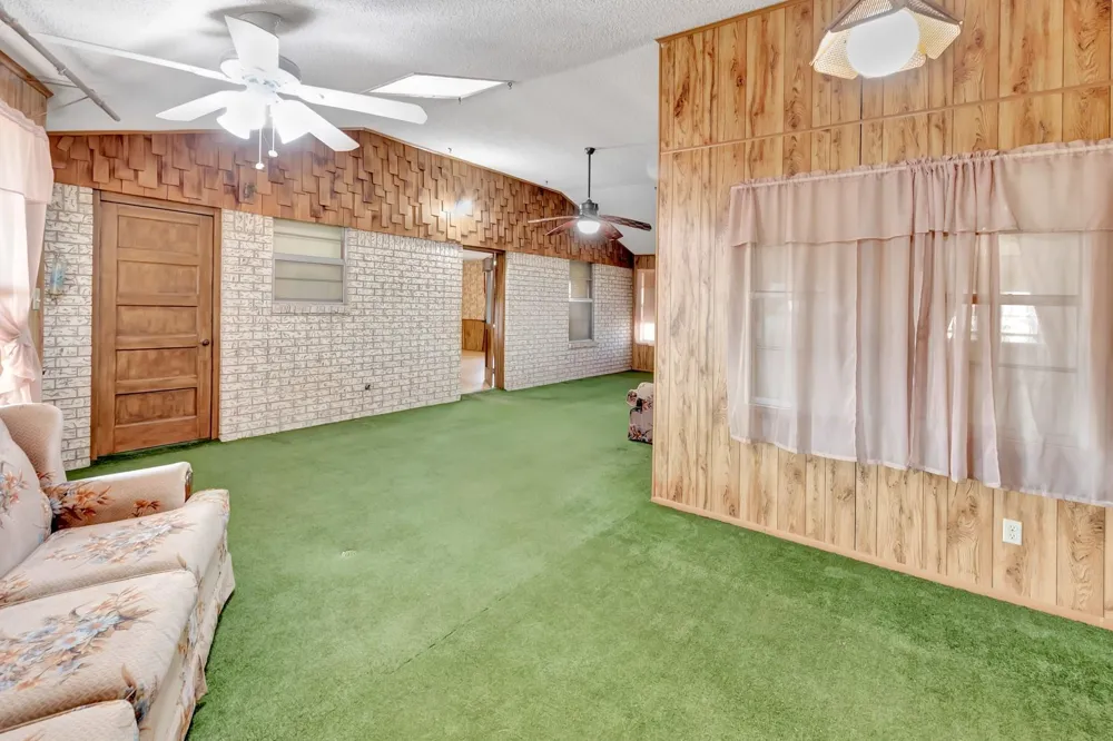 10957 Us Highway 77 Schulenburg, TX 78956