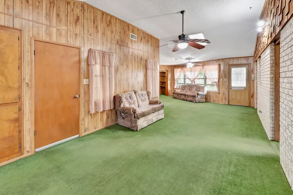 10957 Us Highway 77 Schulenburg, TX 78956