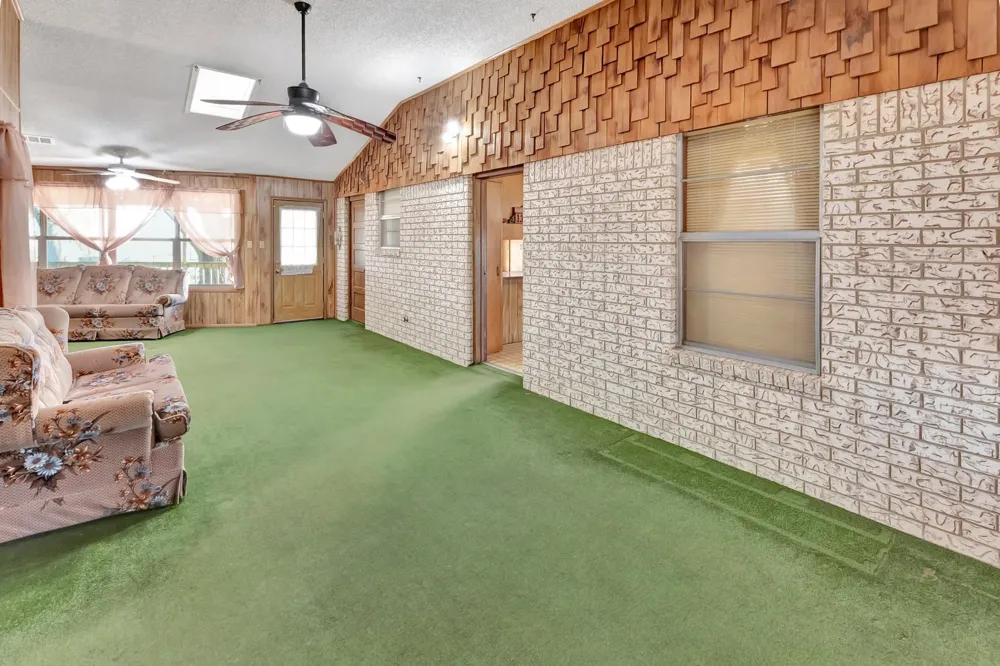 10957 Us Highway 77 Schulenburg, TX 78956