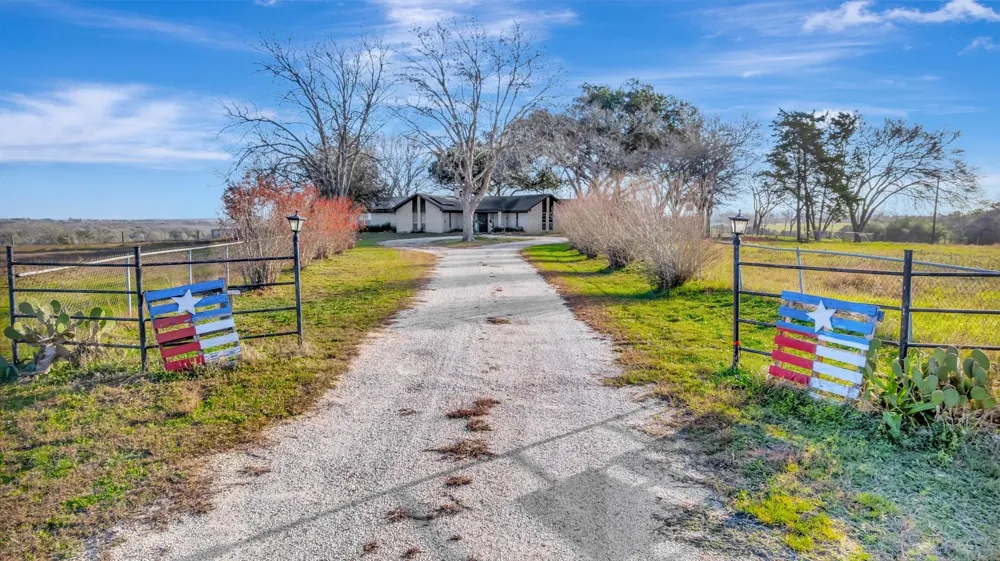10957 Us Highway 77 Schulenburg, TX 78956