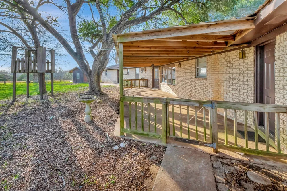 10957 Us Highway 77 Schulenburg, TX 78956