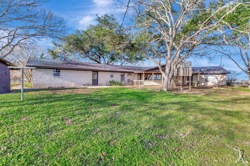 10957 Us Highway 77 Schulenburg, TX 78956