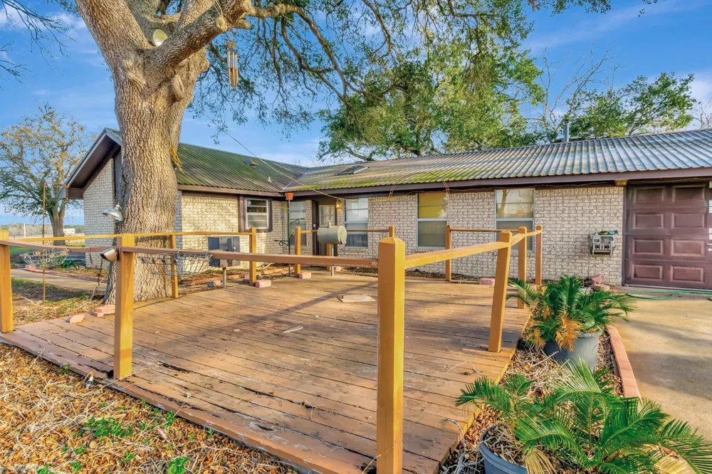 10957 Us Highway 77 Schulenburg, TX 78956