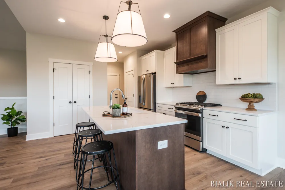 594 Sun Vale Lane Grandville, MI 49418