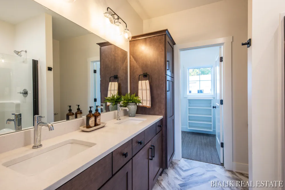 594 Sun Vale Lane Grandville, MI 49418