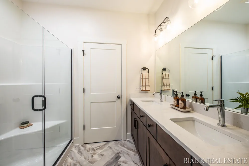 594 Sun Vale Lane Grandville, MI 49418