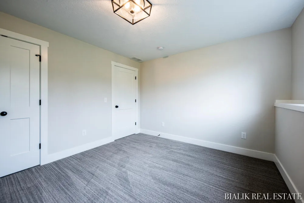 594 Sun Vale Lane Grandville, MI 49418