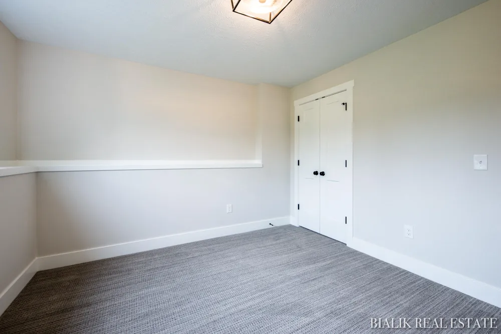 594 Sun Vale Lane Grandville, MI 49418