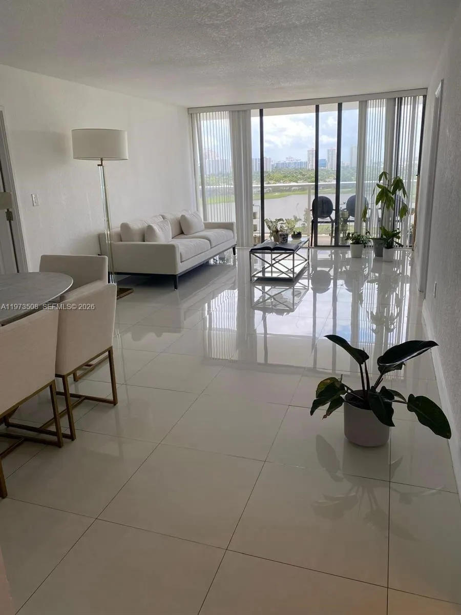 3731 Country Club Dr #1124 Aventura, FL 33180