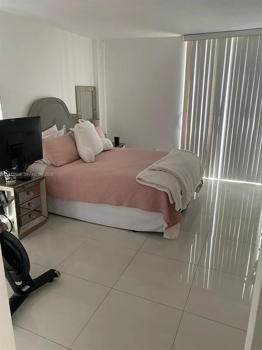 3731 Country Club Dr #1124 Aventura, FL 33180
