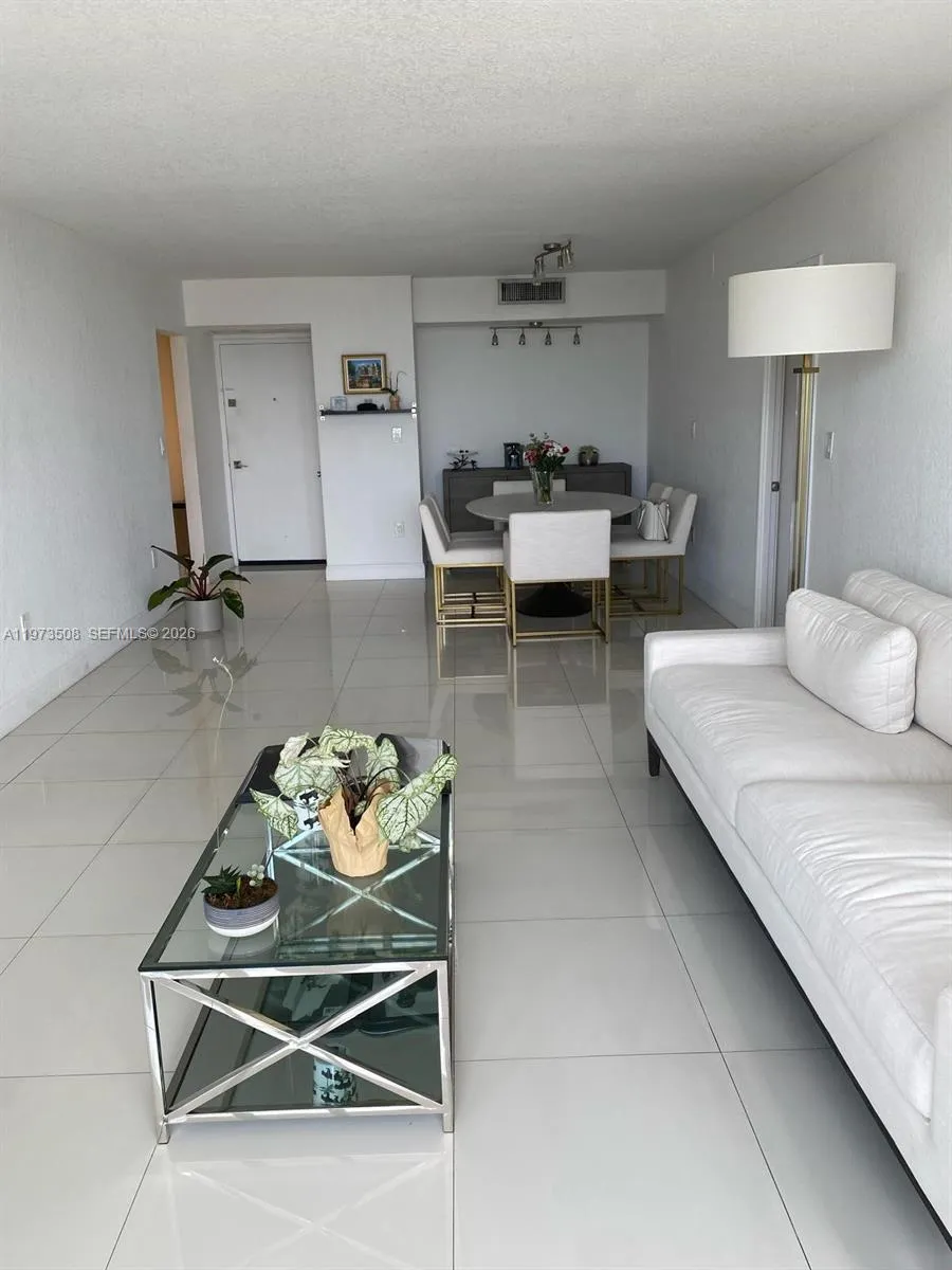 3731 Country Club Dr #1124 Aventura, FL 33180