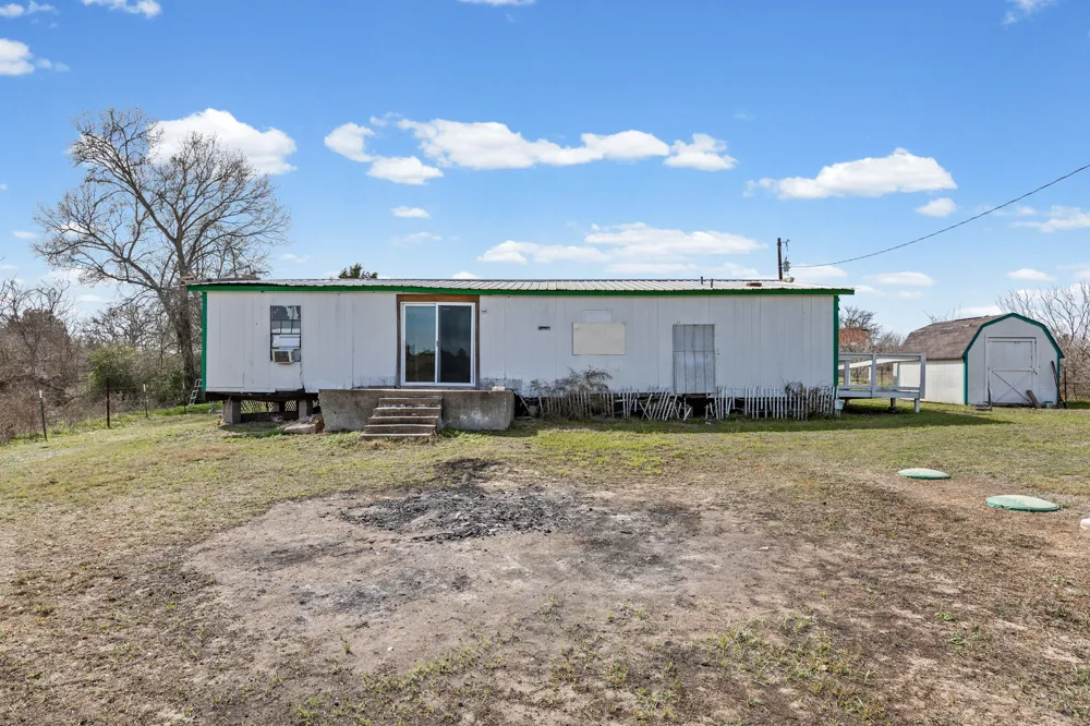 250 McDuffy Lane West Point, TX 78963